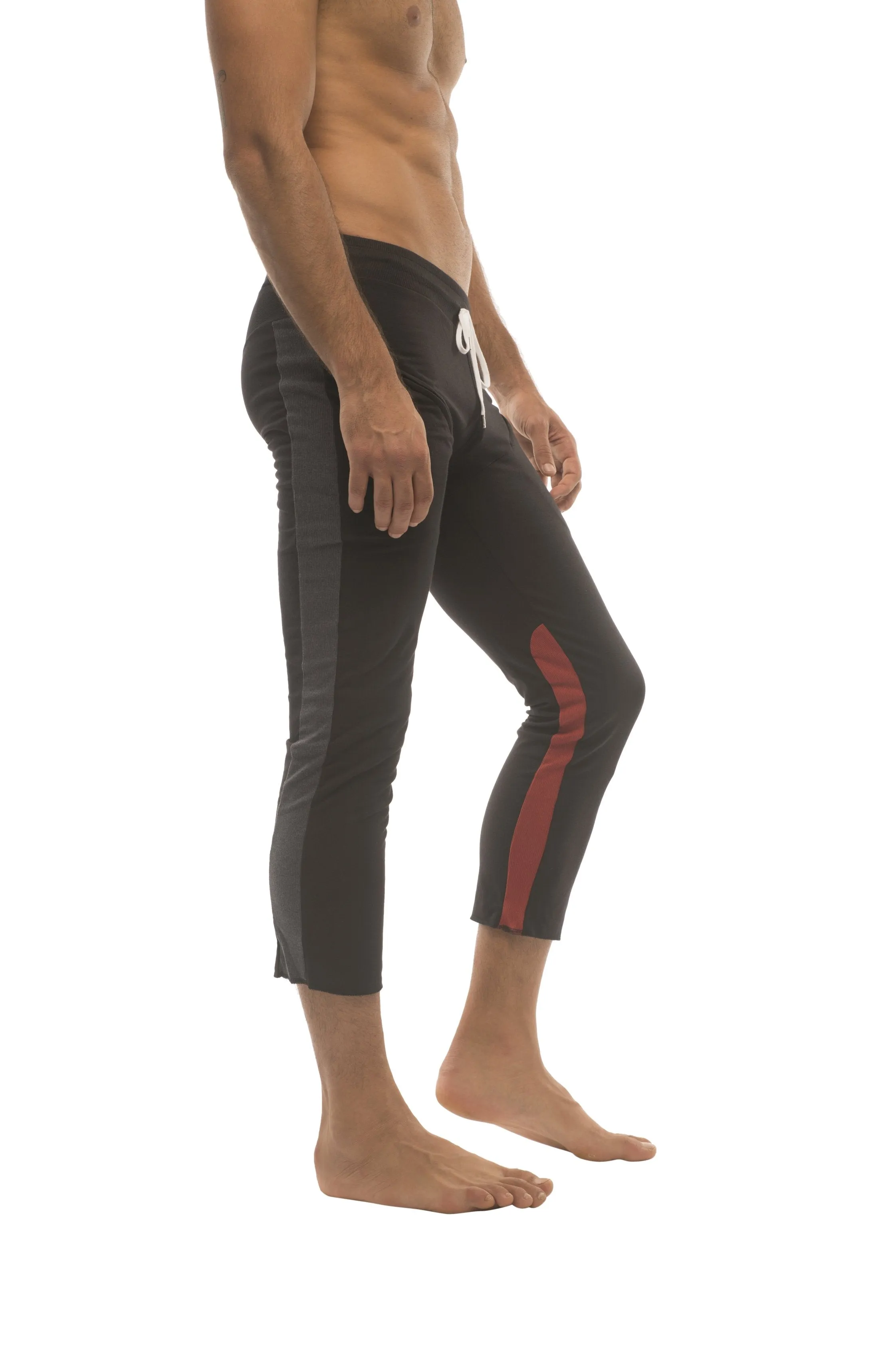 Mens 4/5 Zipper Pocket Capri Yoga Pants (Black w/Charcoal & Red)