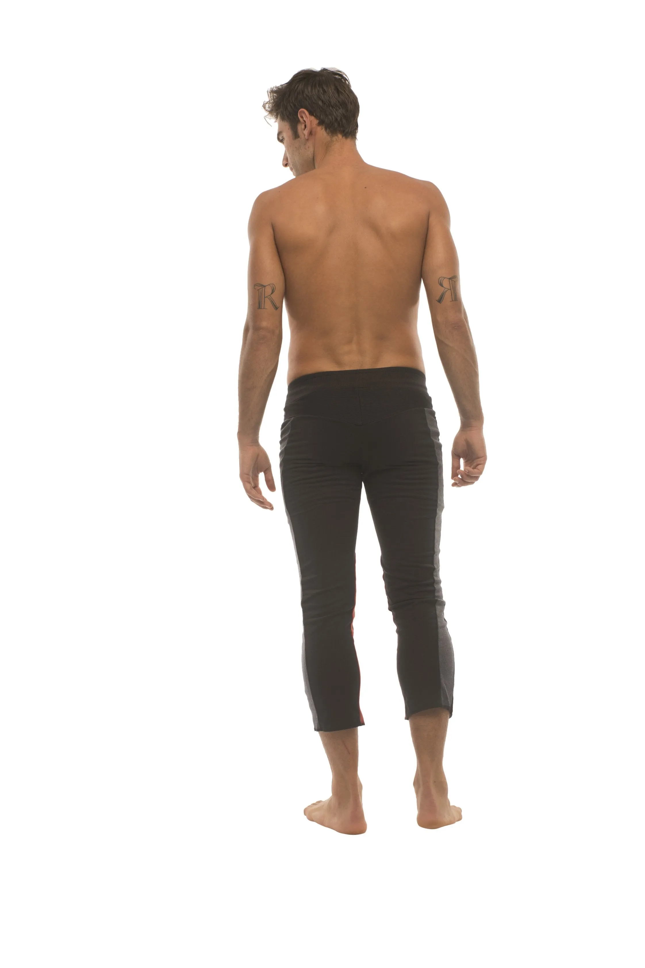 Mens 4/5 Zipper Pocket Capri Yoga Pants (Black w/Charcoal & Red)