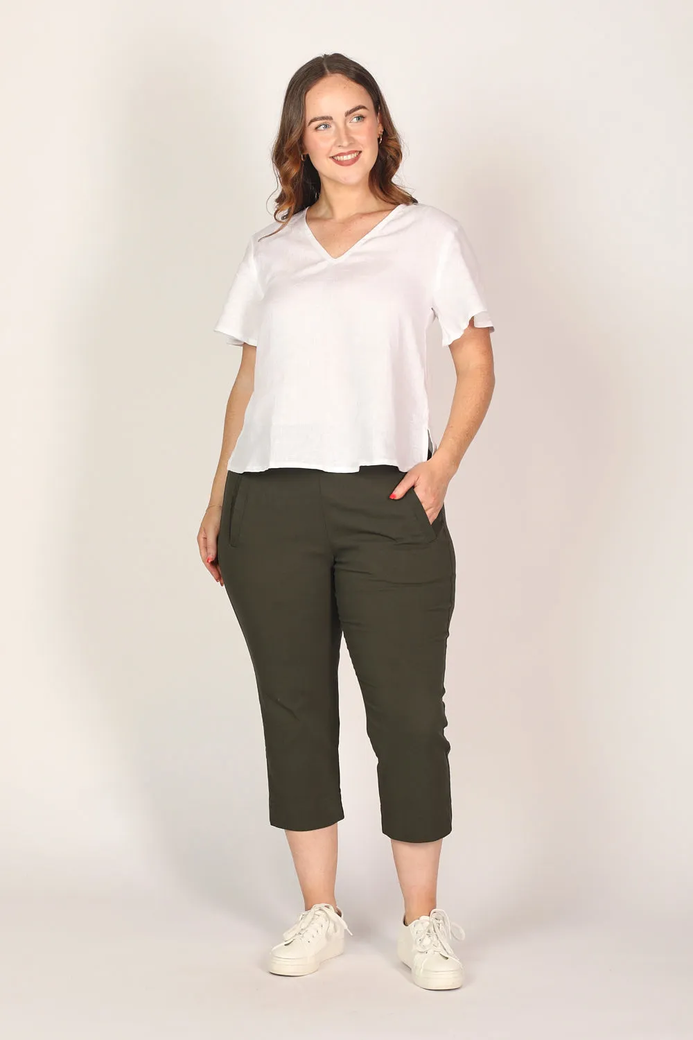 Petite Length Cropped Stretch Capri Pant in Bottle Green